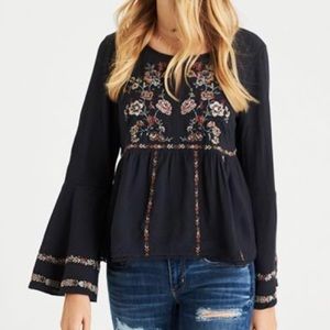 AMERICAN EAGLE gray bell sleeve embroidered top